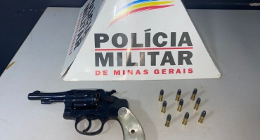 Polícia Militar apreende arma de fogo com motorista que está com CNH suspensa Polícia Militar apreende arma de fogo com motorista que está com CNH suspensa