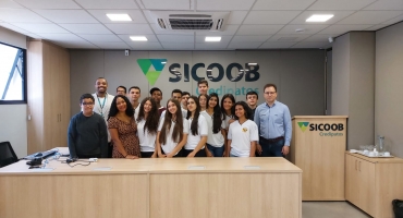 Alunos da Escola Norma Borges visitam a agência do Sicoob Credipatos para aprender sobre Educação financeira