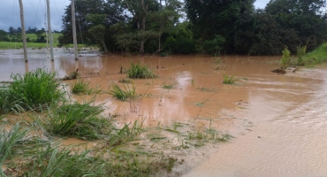 Riachos e córregos transbordam e várias regiões do município de Lagoa Formosa ficam sem acesso