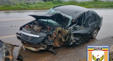 Veículo sofre aquaplanagem, roda na pista e atinge caminhão na MGC-354 no município de Patos de Minas Veículo sofre aquaplanagem, roda na pista e atinge caminhão na MGC-354 no município de Patos de Minas