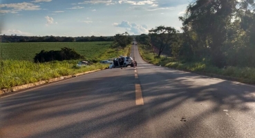 Acidente envolvendo três veículos na MG-410 deixa uma pessoa morta e várias feridas Acidente envolvendo três veículos na MG-410 deixa uma pessoa morta e várias feridas