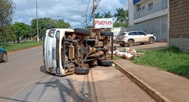 Caminhão baú carregado de frutas e verduras tomba na avenida JK em Patos de Minas Caminhão baú carregado de frutas e verduras tomba na avenida JK em Patos de Minas
