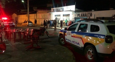Bandidos atiram em desafeto e bala perdida atinge e mata idoso no Bairro Planalto em Patos de Minas Bandidos atiram em desafeto e bala perdida atinge e mata idoso no Bairro Planalto em Patos de Minas