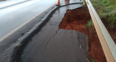 Cratera se abre na BR-354 próximo a Lagoa Formosa e coloca em risco usuários da rodovia 