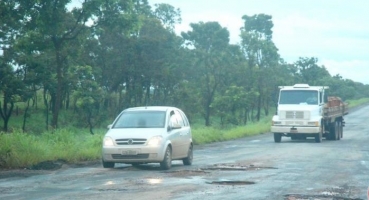 PRF alerta motoristas para buracos na BR-365 entre Uberlândia e Patos de Minas PRF alerta motoristas para buracos na BR-365 entre Uberlândia e Patos de Minas