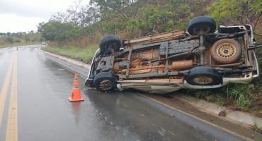 Motorista perde controle direcional durante aquaplanagem e tomba caminhonete na MGC-354 no município de Lagamar Motorista perde controle direcional durante aquaplanagem e tomba caminhonete na MGC-354 no município de Lagamar