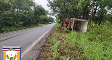 Motorista fica ferido após tombar caminhão na rodovia MG-410, em Presidente Olegário Motorista fica ferido após tombar caminhão na rodovia MG-410, em Presidente Olegário