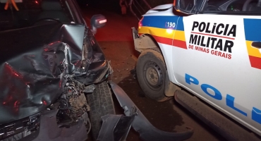 Motorista colide pick-up em viatura da Polícia Militar na estrada da Serrinha, no município de Patos de Minas Motorista colide pick-up em viatura da Polícia Militar na estrada da Serrinha, no município de Patos de Minas