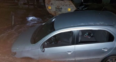 Automóvel cai em buraco que se abriu enquanto o carro passava pelo local em Patos de Minas 