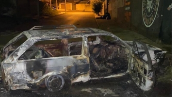 Carro fica destruído após pegar fogo no bairro Jardim Panorâmico, em Patos de Minas Carro fica destruído após pegar fogo no bairro Jardim Panorâmico, em Patos de Minas