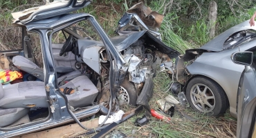 Oito pessoas ficam feridas em grave acidente envolvendo dois veículos na R-365 em Varjão de Minas Oito pessoas ficam feridas em grave acidente envolvendo dois veículos na R-365 em Varjão de Minas