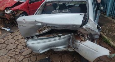Motorista com sintomas de embriaguez atinge veículo estacionado no centro de Patos de Minas Motorista com sintomas de embriaguez atinge veículo estacionado no centro de Patos de Minas