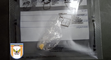 Passageiro de automóvel é flagrado com pedra de crack durante abordagem na BR-352, no município de Lagoa Formosa Passageiro de automóvel é flagrado com pedra de crack durante abordagem na BR-352, no município de Lagoa Formosa