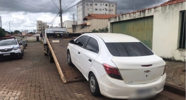 Veículo roubado em Presidente Olegário é abandonado após ser utilizado em assalto na cidade de Patos de Minas Veículo roubado em Presidente Olegário é abandonado após ser utilizado em assalto na cidade de Patos de Minas
