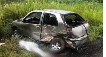 Passageira de 48 anos morre e outras três pessoas ficam feridas em grave acidente no km 401 da BR-365 Passageira de 48 anos morre e outras três pessoas ficam feridas em grave acidente no km 401 da BR-365