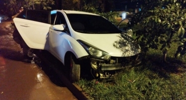 Motorista fica ferido após cochilar ao volante e colidir carro contra árvore de canteiro da avenida JK, em Patos de Minas Motorista fica ferido após cochilar ao volante e colidir carro contra árvore de canteiro da avenida JK, em Patos de Minas