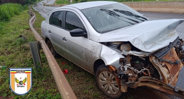 Veículo sofre aquaplanagem e colide contra guard rail na BR-354 em Patos de Minas Veículo sofre aquaplanagem e colide contra guard rail na BR-354 em Patos de Minas