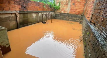 Patos de Minas: moradores deixam casas após enchente do Rio Paranaíba invadir as residências