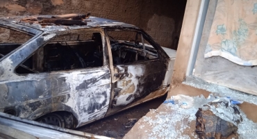Homem de 50 anos mata ex-companheira com golpes de faca e coloca fogo no carro e na casa da vítima Homem de 50 anos mata ex-companheira com golpes de faca e coloca fogo no carro e na casa da vítima