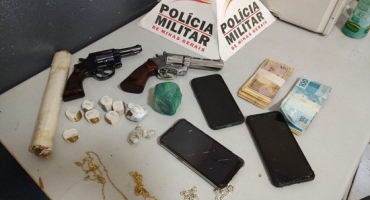 Lagoa Formosa - suspeitos de tráfico de drogas são presos na BR-354, na comunidade de Campina Verde Lagoa Formosa - suspeitos de tráfico de drogas são presos na BR-354, na comunidade de Campina Verde