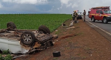 Motorista de 60 anos fica ferido em capotamento na MG-410 Motorista de 60 anos fica ferido em capotamento na MG-410