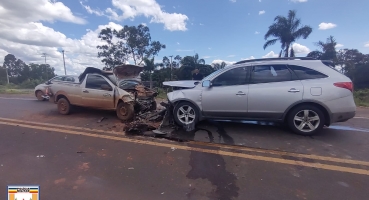 Acidente entre dois automóveis na MG-230 deixa várias pessoas feridas Acidente entre dois automóveis na MG-230 deixa várias pessoas feridas