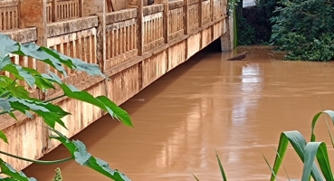 Com a estiagem o nível das águas do Rio Paranaíba em Patos de Minas começam a diminuir