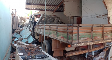 Caminhão atinge duas casas no bairro Residencial Monjolo após veículo apresentar problema mecânico Caminhão atinge duas casas no bairro Residencial Monjolo após veículo apresentar problema mecânico