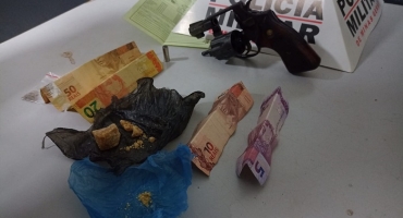 Polícia Militar prende homem com droga, arma e bicicleta furtada em Patos de Minas Polícia Militar prende homem com droga, arma e bicicleta furtada em Patos de Minas
