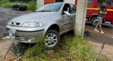 Após ser atropelado homem fica preso debaixo de veículo em Patos de Minas Após ser atropelado homem fica preso debaixo de veículo em Patos de Minas