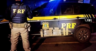Passageiro de ônibus é preso após ser flagrado com 11 tabletes de maconha escondidos na mochila Passageiro de ônibus é preso após ser flagrado com 11 tabletes de maconha escondidos na mochila