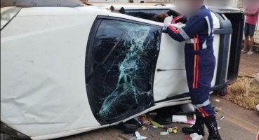 Motorista não percebe caminhão prancha, sobe na rampa do veículo e capota carro Motorista não percebe caminhão prancha, sobe na rampa do veículo e capota carro