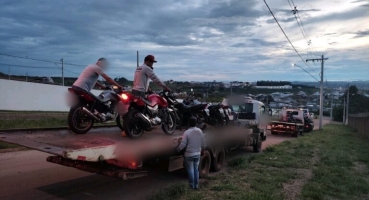 Parceria entre Polícia Militar de Patos de Minas e Associação de Moradores resulta em operação com sete motocicletas apreendidas Parceria entre Polícia Militar de Patos de Minas e Associação de Moradores resulta em operação com sete motocicletas apreendidas