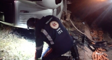 Caminhoneiro morre na BR-354 após capotar veículo carregado com cenoura Caminhoneiro morre na BR-354 após capotar veículo carregado com cenoura