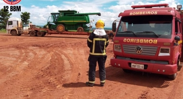 Motorista e passageiro de carreta passam por grande susto após colheitadeira encostar em fios de alta tensão Motorista e passageiro de carreta passam por grande susto após colheitadeira encostar em fios de alta tensão