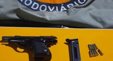 Motorista é encaminhado para a delegacia após ser abordado com pistola na MGC-354 em Patos de Minas Motorista é encaminhado para a delegacia após ser abordado com pistola na MGC-354 em Patos de Minas