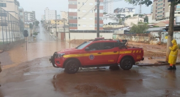Patos de Minas: Córrego do Monjolo transborda durante temporal e Corpo de Bombeiros interdita Avenida Fátima Porto Patos de Minas: Córrego do Monjolo transborda durante temporal e Corpo de Bombeiros interdita Avenida Fátima Porto