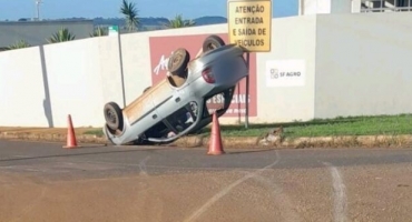 Jovem de 25 anos morre em capotamento de automóvel em Coromandel Jovem de 25 anos morre em capotamento de automóvel em Coromandel