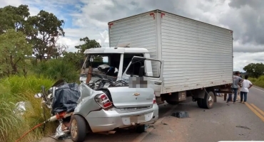 Acidente envolvendo veículo de passeio e caminhão deixa 4 mortos na BR-365 entre Patos de Minas e Guimarânia Acidente envolvendo veículo de passeio e caminhão deixa 4 mortos na BR-365 entre Patos de Minas e Guimarânia