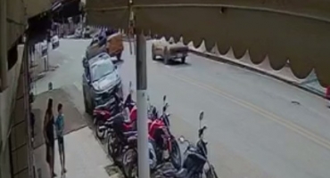 Vídeo mostra momento em que motociclista colide contra traseira de carro estacionado, na avenida Brasil em Patos de Minas Vídeo mostra momento em que motociclista colide contra traseira de carro estacionado, na avenida Brasil em Patos de Minas