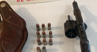 Polícia Militar apreende arma de fogo com motorista de automóvel no Distrito de Beira Rio Polícia Militar apreende arma de fogo com motorista de automóvel no Distrito de Beira Rio