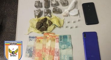 Patos de Minas: Polícia Militar Rodoviária apreende drogas e encaminha dois jovens para a delegacia por tráfico Patos de Minas: Polícia Militar Rodoviária apreende drogas e encaminha dois jovens para a delegacia por tráfico
