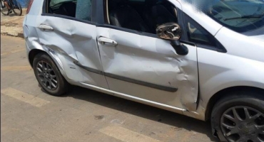 Patos de Minas - Acidente entre carro e moto deixa condutor e passageira feridos no bairro Brasil Patos de Minas - Acidente entre carro e moto deixa condutor e passageira feridos no bairro Brasil
