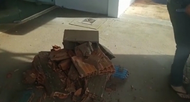 Revolta: morador do Distrito de Areado leva entulho para portaria da Prefeitura de Patos de Minas após queda de muro Revolta: morador do Distrito de Areado leva entulho para portaria da Prefeitura de Patos de Minas após queda de muro