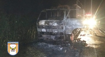 Caminhão carregado com palha de milho pega fogo na MGC-354 em Patos de Minas Caminhão carregado com palha de milho pega fogo na MGC-354 em Patos de Minas