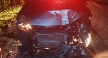 Automóvel bate na traseira de carreta na MGC-354 em Patos de Minas e motorista do veículo de carga segue viagem Automóvel bate na traseira de carreta na MGC-354 em Patos de Minas e motorista do veículo de carga segue viagem