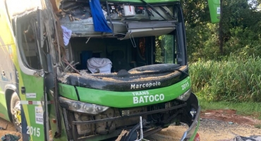 Acidente envolvendo ônibus e carreta mata duas pessoas na BR-040 no município de Lagoa Grande Acidente envolvendo ônibus e carreta mata duas pessoas na BR-040 no município de Lagoa Grande