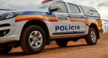 Patos de Minas: bandidos invadem fazenda e mantém família refém enquanto roubavam tratores e defensivos agrícolas Patos de Minas: bandidos invadem fazenda e mantém família refém enquanto roubavam tratores e defensivos agrícolas