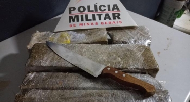 PM localiza cerca de 7 quilos de drogas enterradas em mata, no bairro Jardim Itália em Patos de Minas PM localiza cerca de 7 quilos de drogas enterradas em mata, no bairro Jardim Itália em Patos de Minas