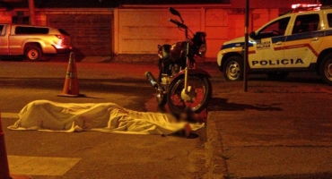 Motociclista de 22 anos morre após ser atingido por um tiro nas costas em Presidente Olegário Motociclista de 22 anos morre após ser atingido por um tiro nas costas em Presidente Olegário